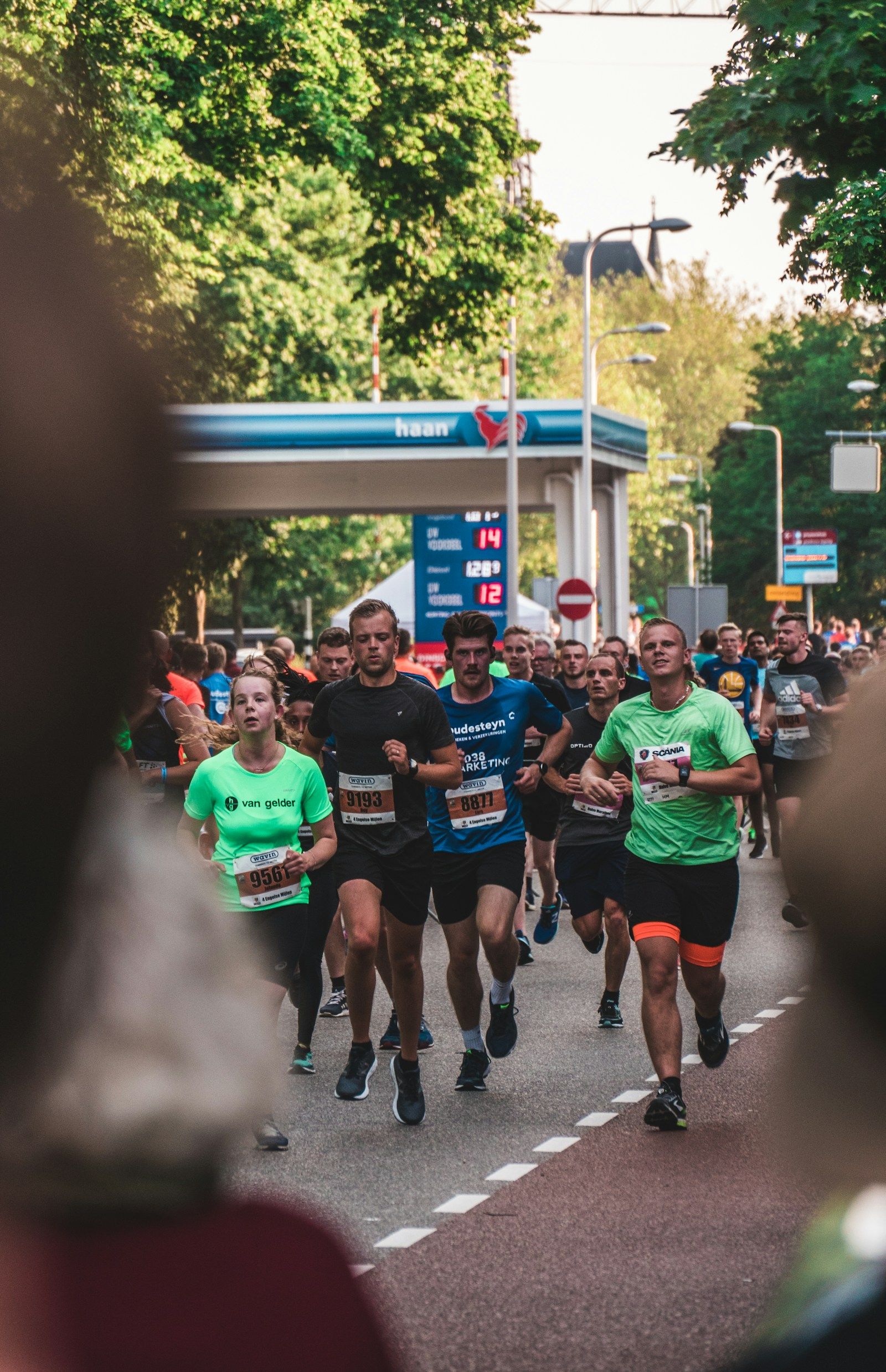 Skupina běžců na městském maratonu.
